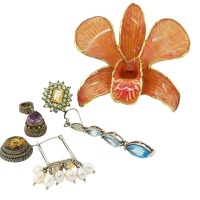 SIX MISCELLANEOUS JEWELLERY ITEMS