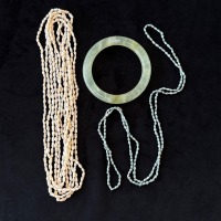 THREE STRANDS OF PEARLS AND A BOWENITE BANGLE